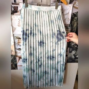 Blue tie-dye satin pleated midi skirt
